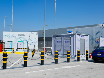 Hydrogen refueling station with high-pressure systems